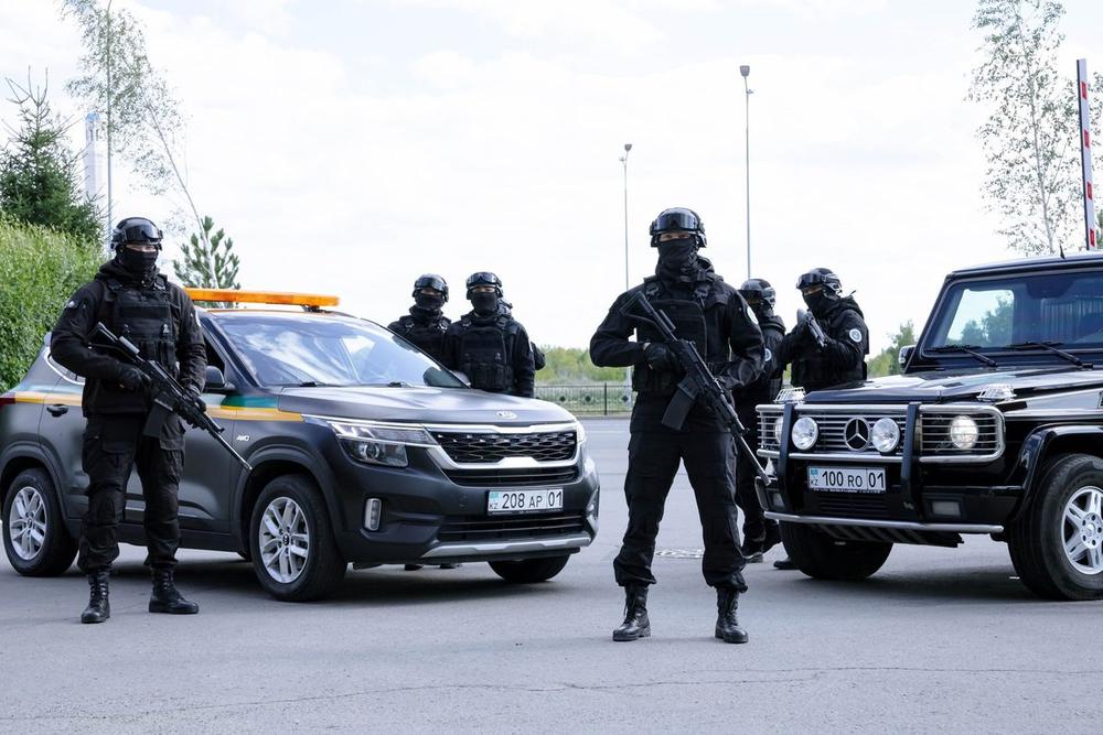 Группа сопровождения URPAQ VIP рядом со служебными автомобилями