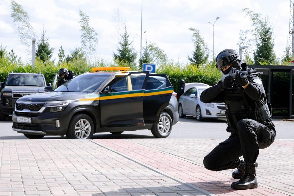 Сотрудники URPAQ VIP отрабатывают действия у служебного автомобиля
