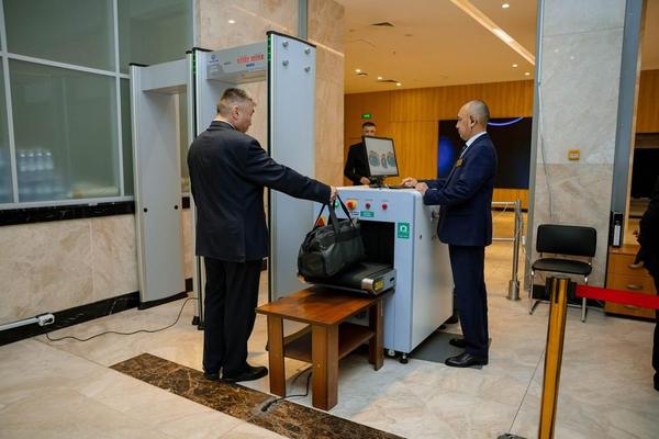 Досмотр багажа на рентген-сканере