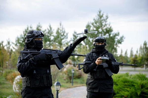 Оператор дрона и боец прикрытия